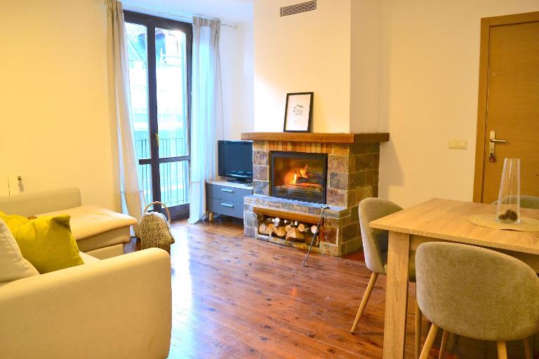 Modern apartament de muntanya amb llar de foc by RURAL D'ÀNEU - B&B Esterri de Aneu