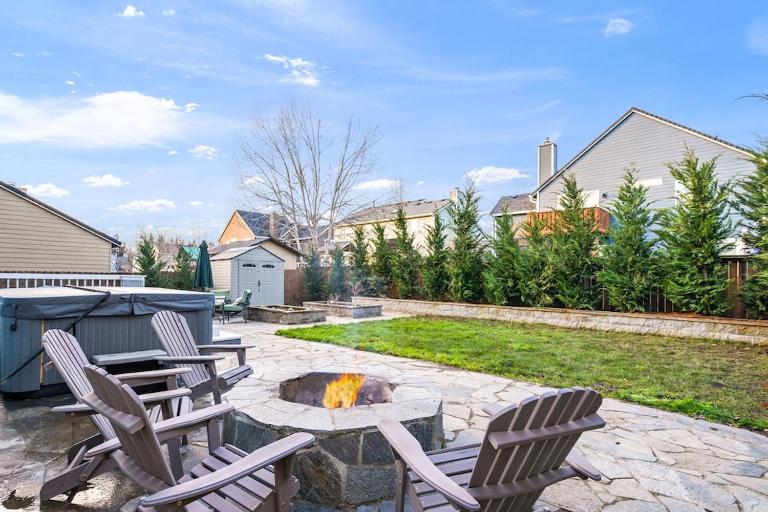 The Place To Be; With A Hot Tub! - B&B Clackamas