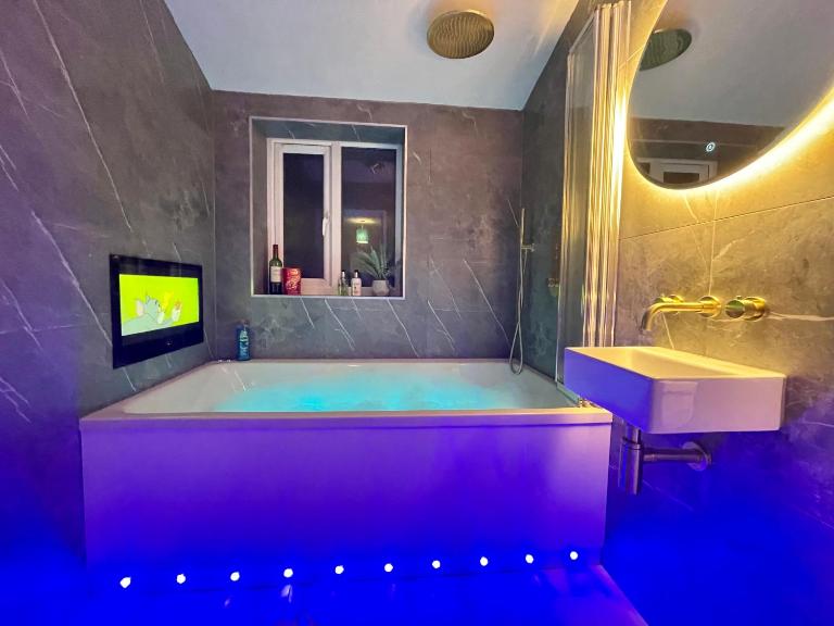 The Lansdowne Hideaway - Brought to you by Coastline Retreats - Newly Refurbished Town centre, Close to beach, Large Jet bath with TV, Netflix, swing and Parking Included - B&B Bournemouth
