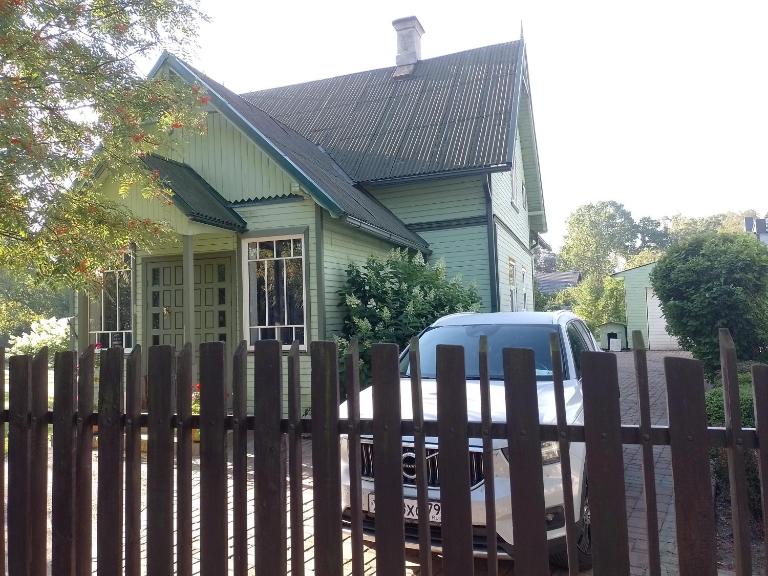 House, garden & sauna. Free parking. Train stop-200 m. Sea-1 km. - B&B Jūrmala