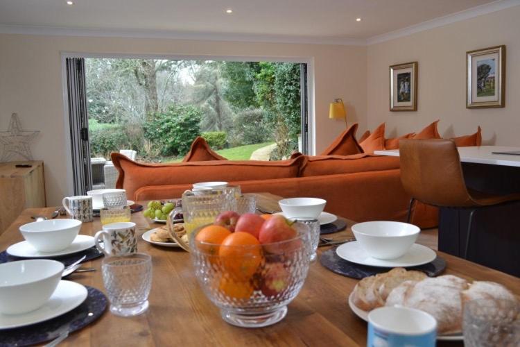 Luxury Home on Maenporth Estate Next to the Beach - Chambres d'hôtes Falmouth