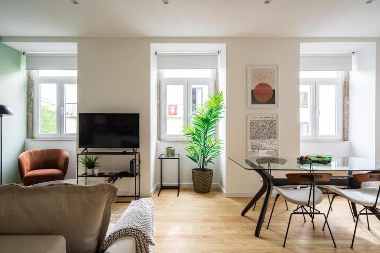 WHome Chic 2-Bed near Santos & Alcântara perfect for Families & Couples - Ferienwohnung Lissabon