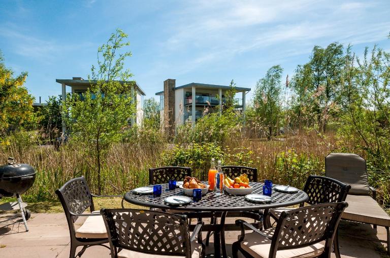 Lakeside property with access into Spa on a nature reserve Bee Cottage HM75 - Chambres d'hôtes Somerford Keynes
