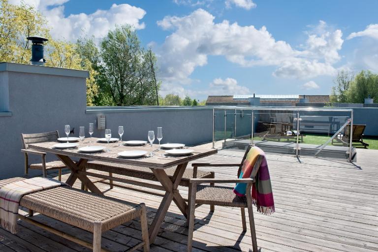 Roof terrace lakeside with access into Spa on a nature reserve Water Garden 9 WG9 - Chambres d'hôtes Somerford Keynes