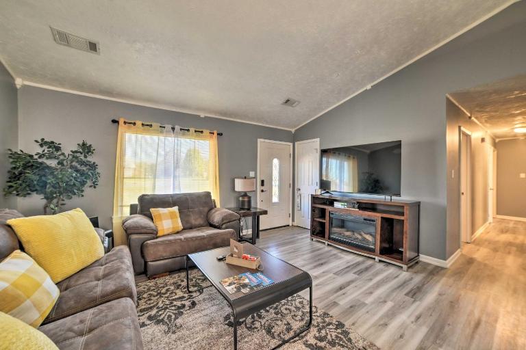 1/2 Mi to Fort Campbell: 'State Line Retreat' - B&B Oak Grove