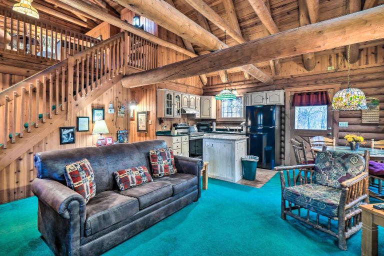 Gatlinburg Log Cabin w/ Hot Tub & Mountain Views! - Bed and Breakfast Gatlinburg