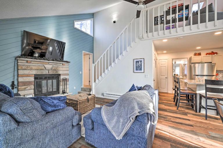 Hot Tub, Fire Pit & Game Room: Tobyhanna Home! - Chambres d'hôtes Tobyhanna