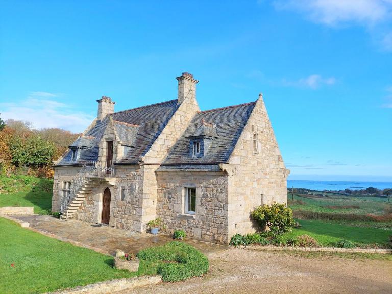 Granite House in Brittany with Sea Views - B&B Saint-Pol-de-Léon