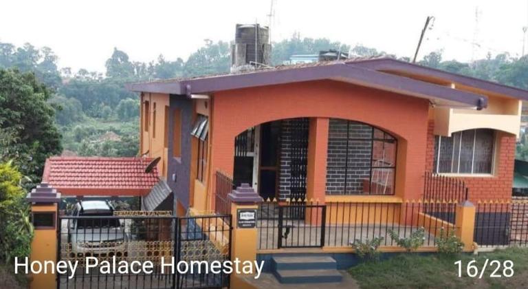 Honey Palace Homestay - Bed and Breakfast Madikeri