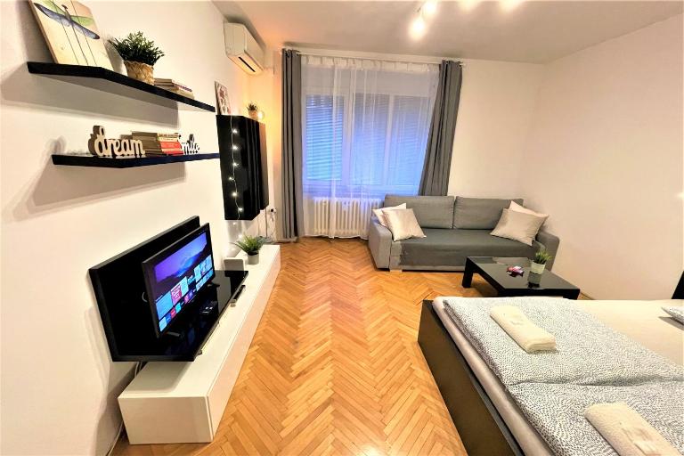 Apartment Helen - Old Town, AC - Bed and Breakfast Bratislava