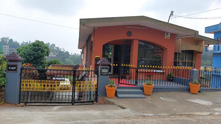 Honey Palace Homestay - Bed and Breakfast Madikeri