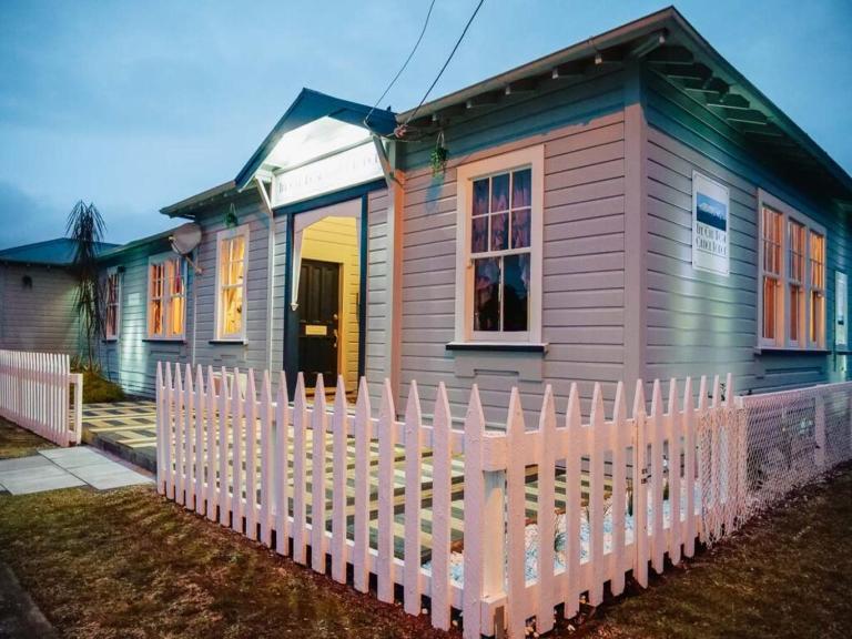 Ruapehu's 5-Star OLD POST OFFICE - Opulent 1-3 Bdr West Wing incl Sauna & Hot-Tub - B&B Owhango