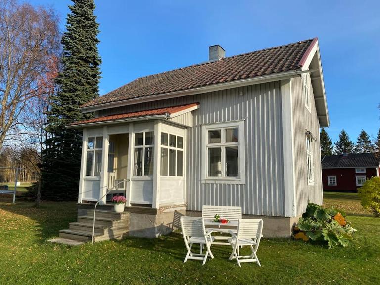 Charmig stuga på bondgård - B&B Norrfjärden