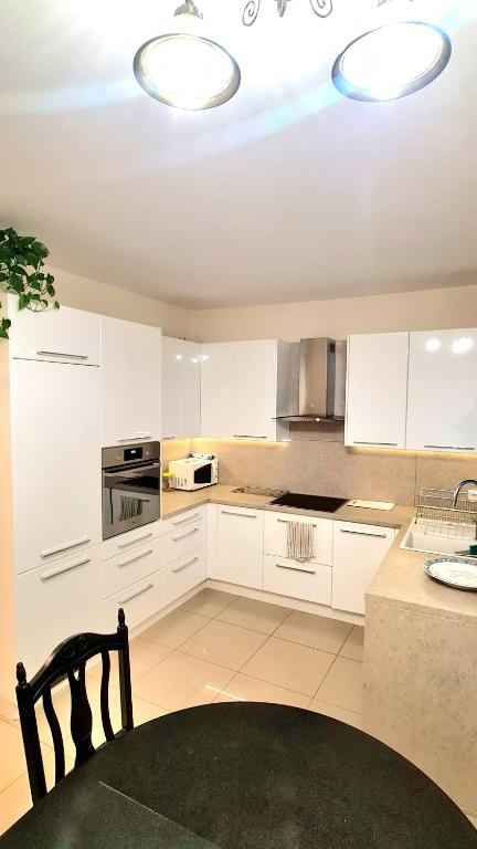 Modern & cozy house with 3 bed rooms and garden - B&B Prievoz