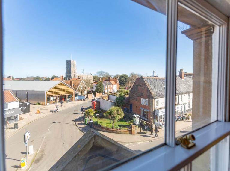 High View, Southwold High Street (2 bed, 2 bath, allocated parking, balcony) - Bed and Breakfast Southwold