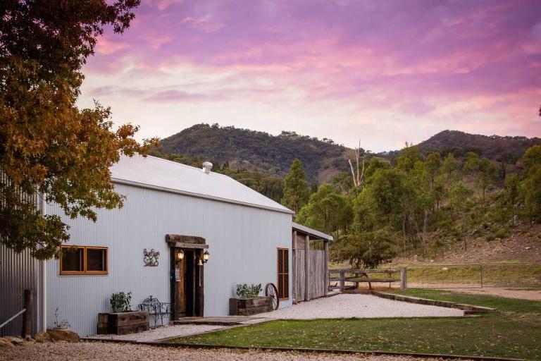 Riverlea Stables- style and charm await you! - Chambres d'hôtes Apple Tree Flat