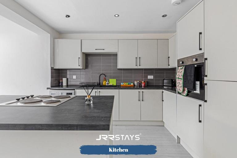 Tipton 3 Bedroom House Garden Sleeps 7 - JRR Stays - B&B Coseley