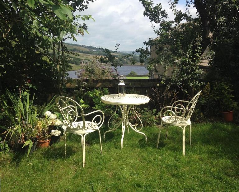 Bijou Cottage in Brontë Country with Wood-burning Stove & Hot Tub Spa - B&B Haworth