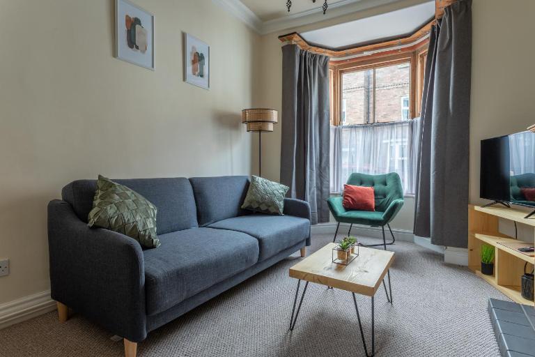 Milton Stays - Cosy 2 Bed House, 2 Floors, 15 min Walk to City Center, for up to 6 - Period Features, Cottage Style, Fireplace, Superfast Wi-Fi, Private Garden, Free On Street Parking - B&B York