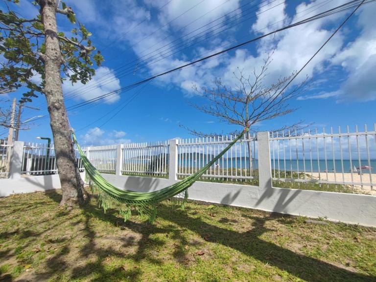 Bruno Klemtz Casa frente Mar Pé na areia Lindo pátio com gramado privativo Ar Split WIFi - 6 x sem juros - B&B Bombinhas