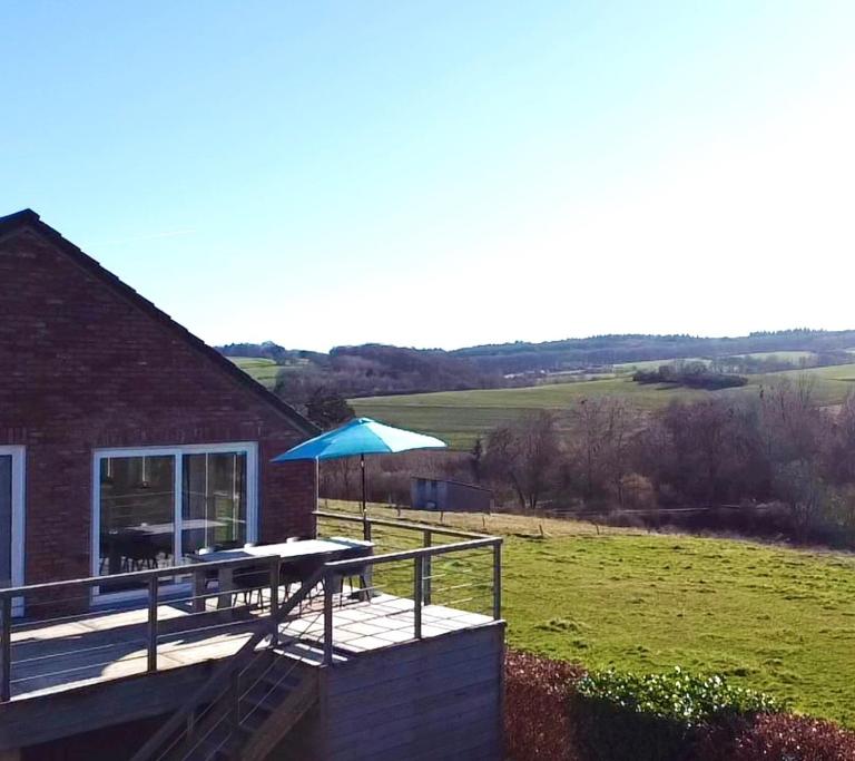 Huis met zonneterras, tuin en panoramisch uitzicht - Chambres d'hôtes Wellin