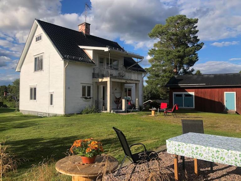 Comfortabel Zweeds huis met sauna en houtkachel. - B&B Öje