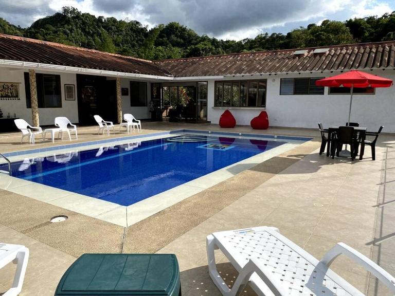 FINCA SAN LUIS en La Vega Cundinamarca Diversión Gastronomía Gourmet y Confort Total hasta para 17 Personas Piscina Jacuzzi y Juegos de mesa - Ferienwohnung La Vega