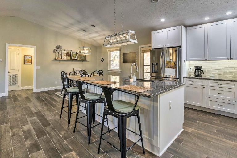 Secluded Franklin Retreat w/ Private Backyard - Ferienwohnung Franklin