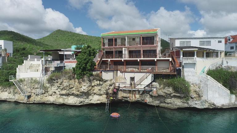 Lagun Ocean View Villa with Own Private Beach - Bed and Breakfast Willemstad