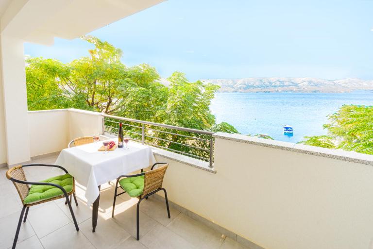 Babara beautiful setting right on beach with modern facilities - Ferienwohnung Metajna