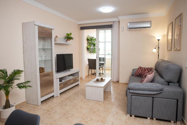 Apto ISA: amplio y acogedor apto de 75m con terraza, aire acondicionado y parking gratuito - B&B Los Abrigos