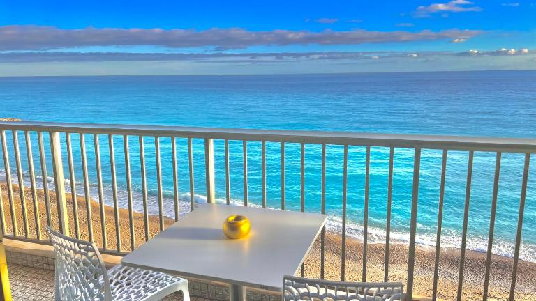 SEAVIEWS BY JENNI MENTON, LA SUITE, Superbe Front de mer, top emplacement avec terrasse et parking! - Bed and Breakfast Menton