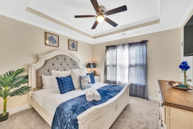 Cozy 2B Townhouse King Bed Free Parking TV in BRs - B&B Concord