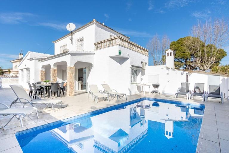 Piscina, mar y centro – Casa ideal para familias - B&B Empuriabrava