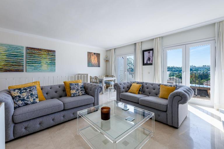 Townhouse in Aloha Pueblo with views - Bed and Breakfast Marbella