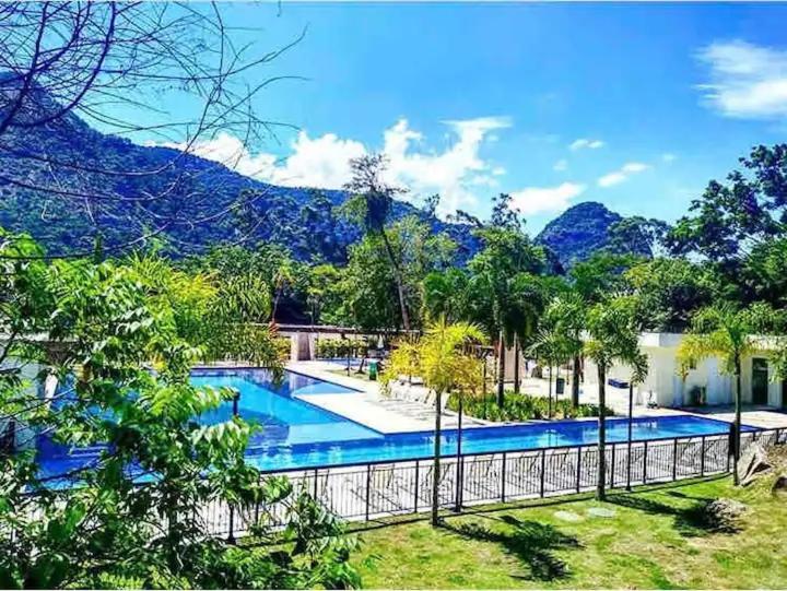 Condomínio na mata com piscina- 9km Praia - B&B Rio de Janeiro