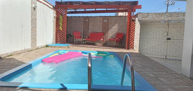 "Excelente Casa Pé na Areia com Opção de Piscina Aquecida Cobrado á Parte, Ampla Área de Lazer, Deck Coberto com Churrasqueira e Cooktop, Cozinha Americana, Ampla Sala de Estar com Lindíssima Lareira, Smart TV 50", WI-FI e o Melhor fica Pertinho da Praia" - B&B Praia Grande