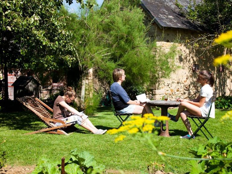 Charme du XVIIe avec grand terrain clos, dépendances restaurées, jardin, garage fermé et équipements divers - FR-1-410-157 - B&B Berfay