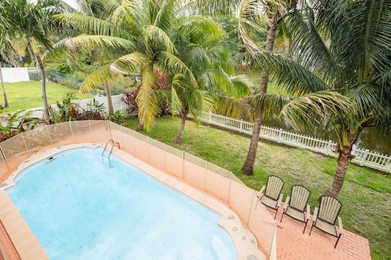 Waterfront 2-Story Villa with Heated Pool - B&B Pembroke Pines