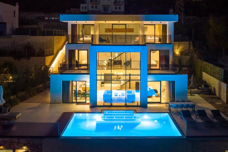 Villa Naya with Heated Pool and Hot Tub - B&B Veprinac