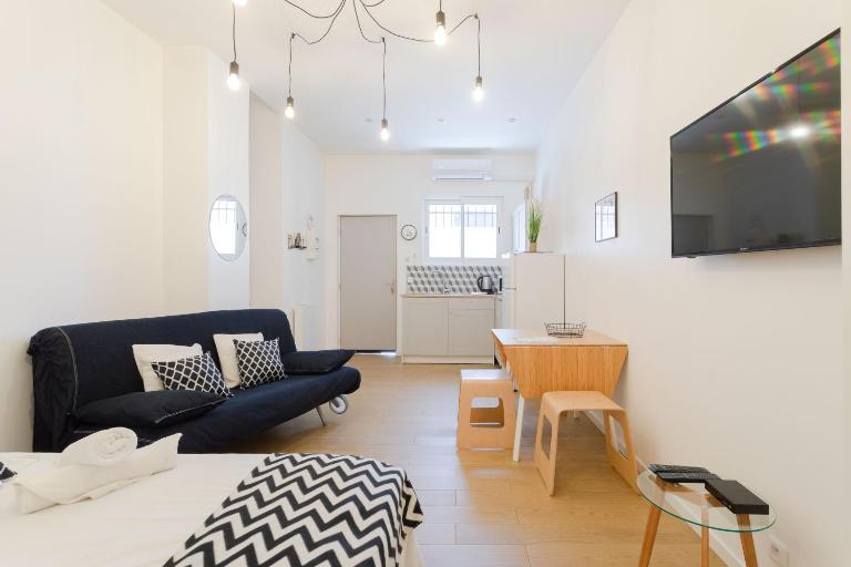 Complexe Blancarde - 6 studios - 20 pers - Clim Parking - Bed and Breakfast Marseille