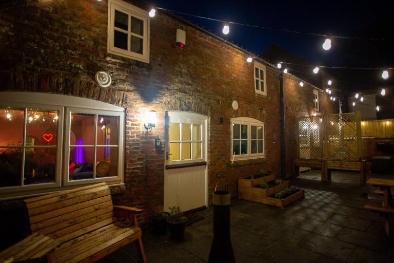 The Stables - Quirky one bed holiday home with wood fired hot tub - Ferienwohnung Rudston