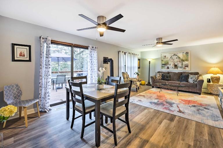 Holiday Island Home: Mountain View + Hot Tub! - Bed and Breakfast Holiday Island