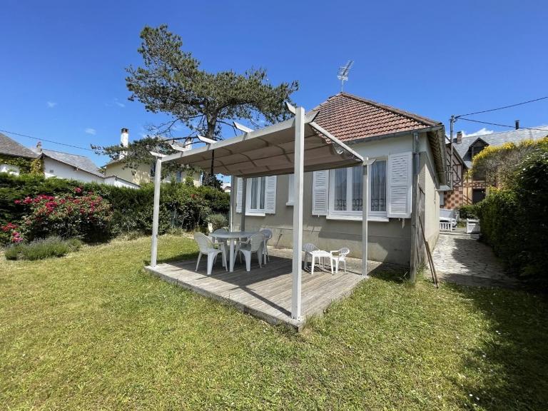Maison plain-pied à 150m de la plage avec jardin clos et terrasse - Jullouville - FR-1-361-34 - B&B Jullouville