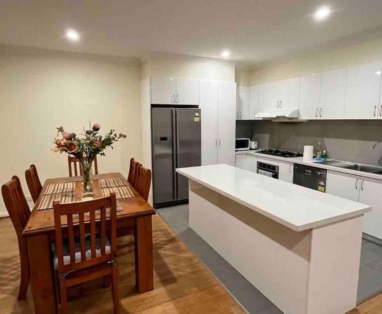 Spacious & Sunny 2BR with garage,11 min to airport - B&B Melbourne