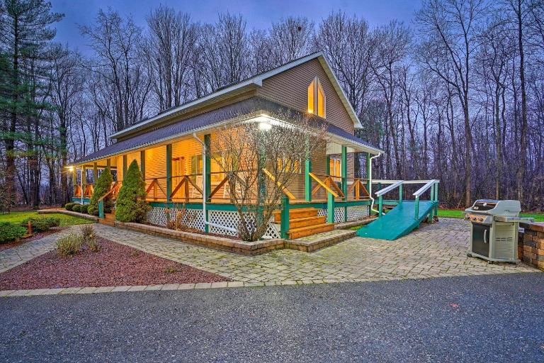 Spacious Oneida Retreat w/ Game Room! - Chambres d'hôtes Oneida