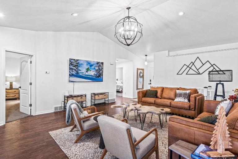 Quiet Comfortable Cliffside Estate near USU - B&B Logan