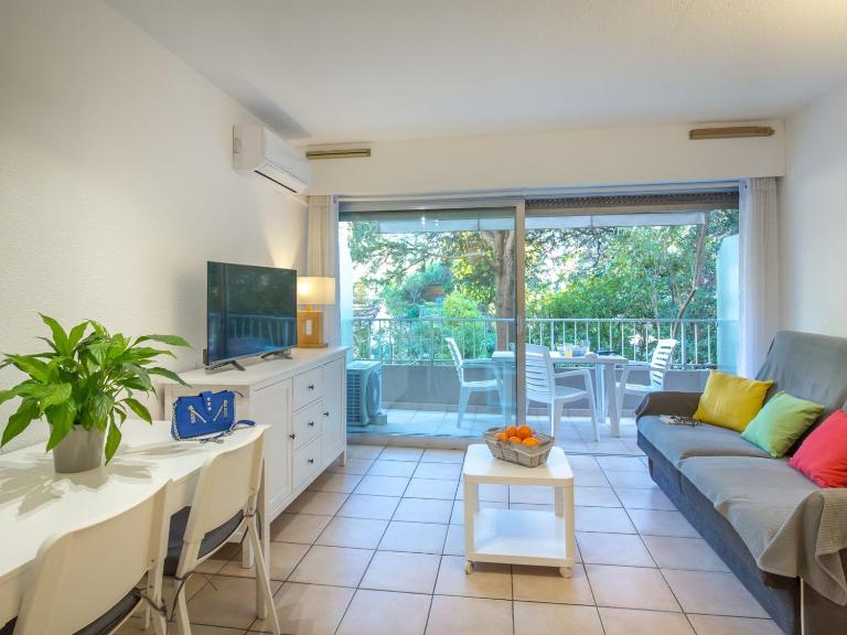 Studio Climatisé Proche Plage et Commerces avec Balcon, Parking, et WiFi à Saint-Raphaël - FR-1-466A-32 - Ferienwohnung Saint-Raphaël