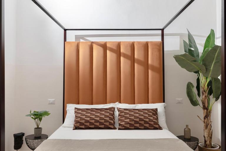A World Aparts - 21 T. Argentina - B&B Rome