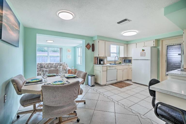 Cozy Holiday Home w/ Yard ~ 5 Mi to Beach! - Bed and Breakfast Holiday